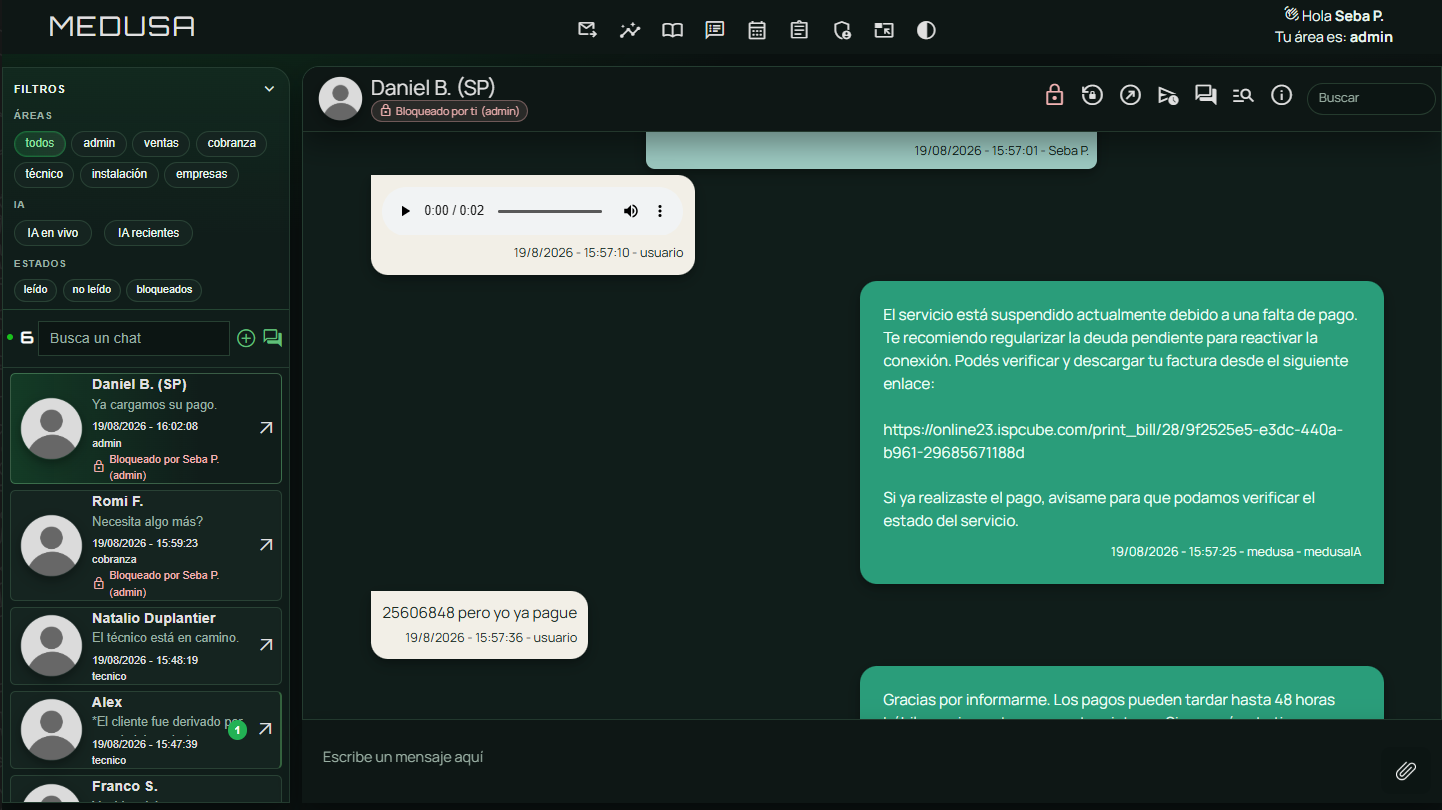 Interfaz real de Medusa mostrando una bandeja multioperador y una conversación atendida por IA